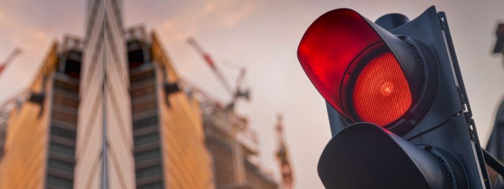 Multa por ultrapassar farol vermelho: Saiba qual o valor e como recorrer