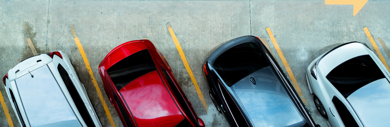 Estacionamento ruim, o carro do motorista irritado não pode